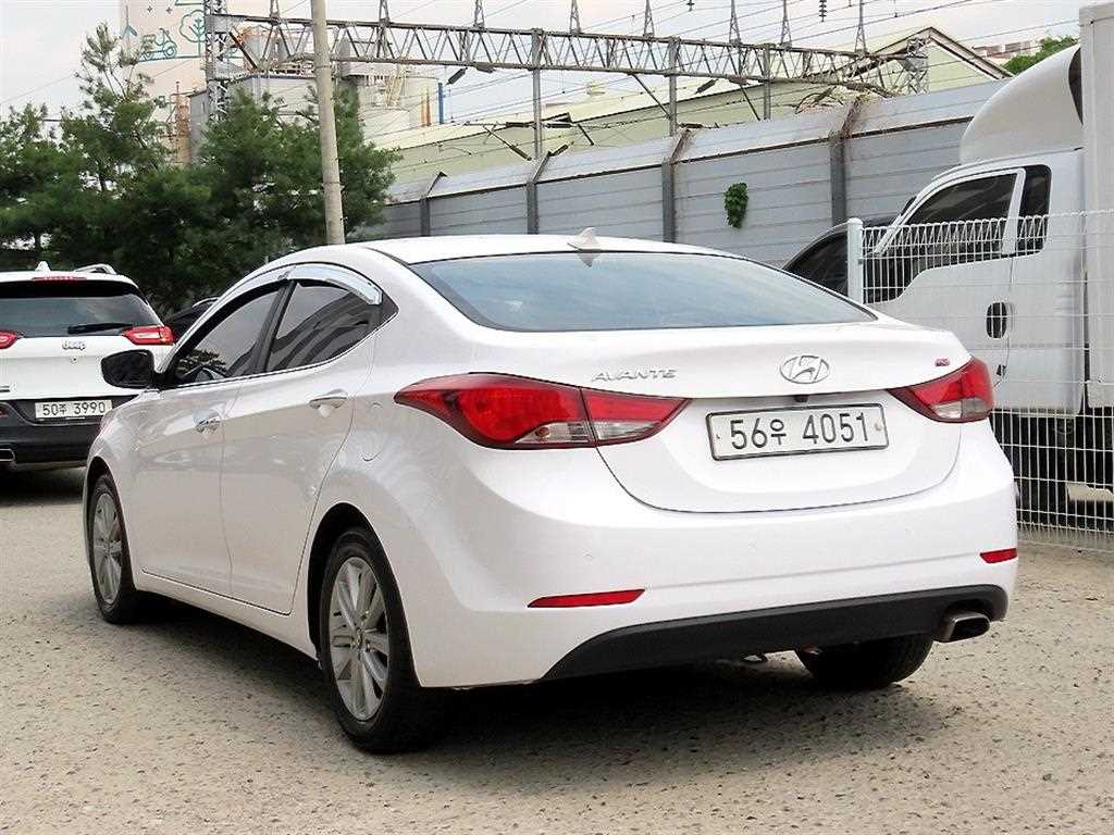 HYUNDAI Avante - Vista 2
