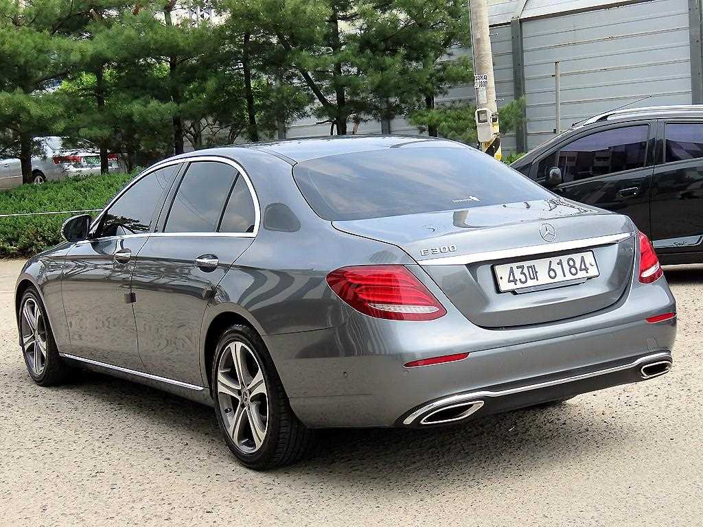 Mercedes Benz E class - Vista 3