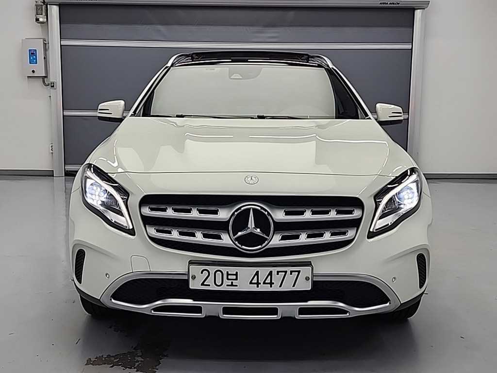 Mercedes Benz GLA Class - Vista 2