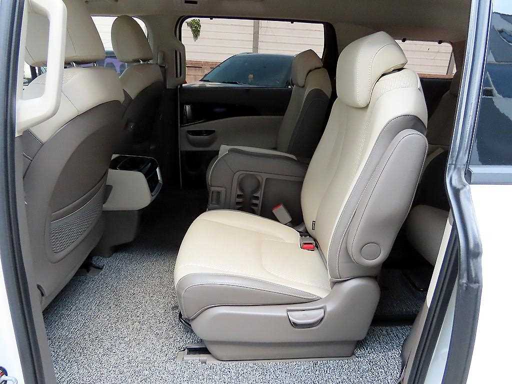 KIA Carnival - Vista 6