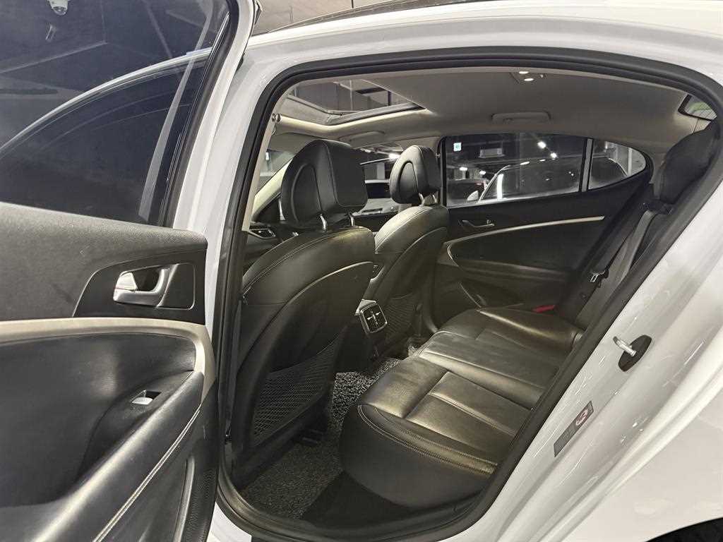 Genesis G70 - Vista 9