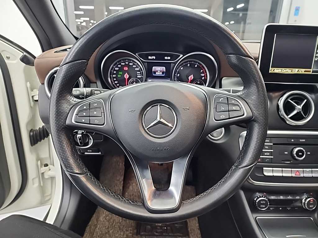 Mercedes Benz GLA Class - Vista 9