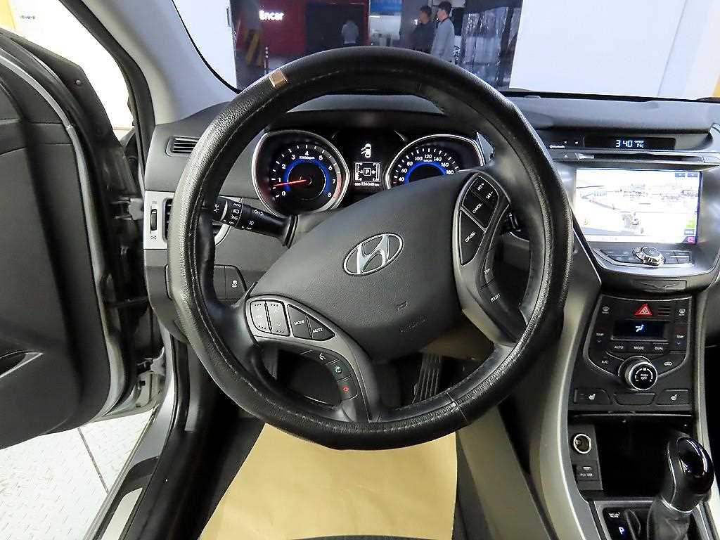 HYUNDAI Avante - Vista 9