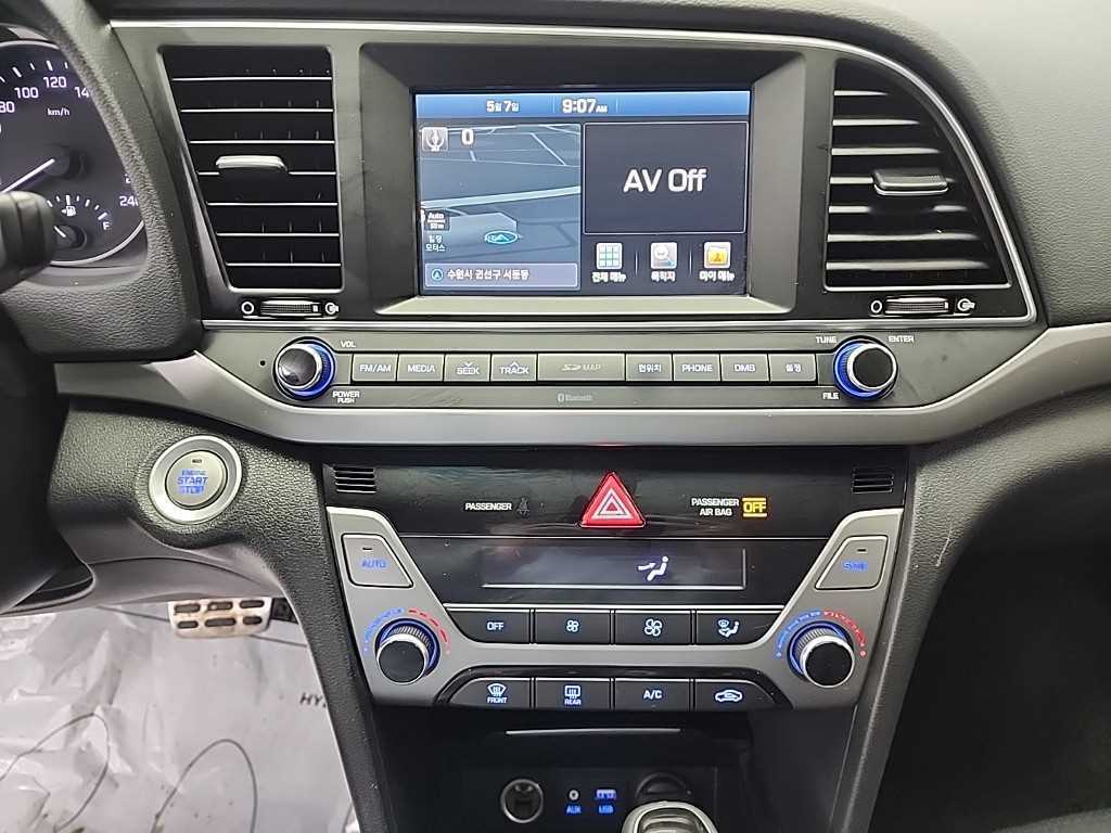 HYUNDAI Avante - Vista 10