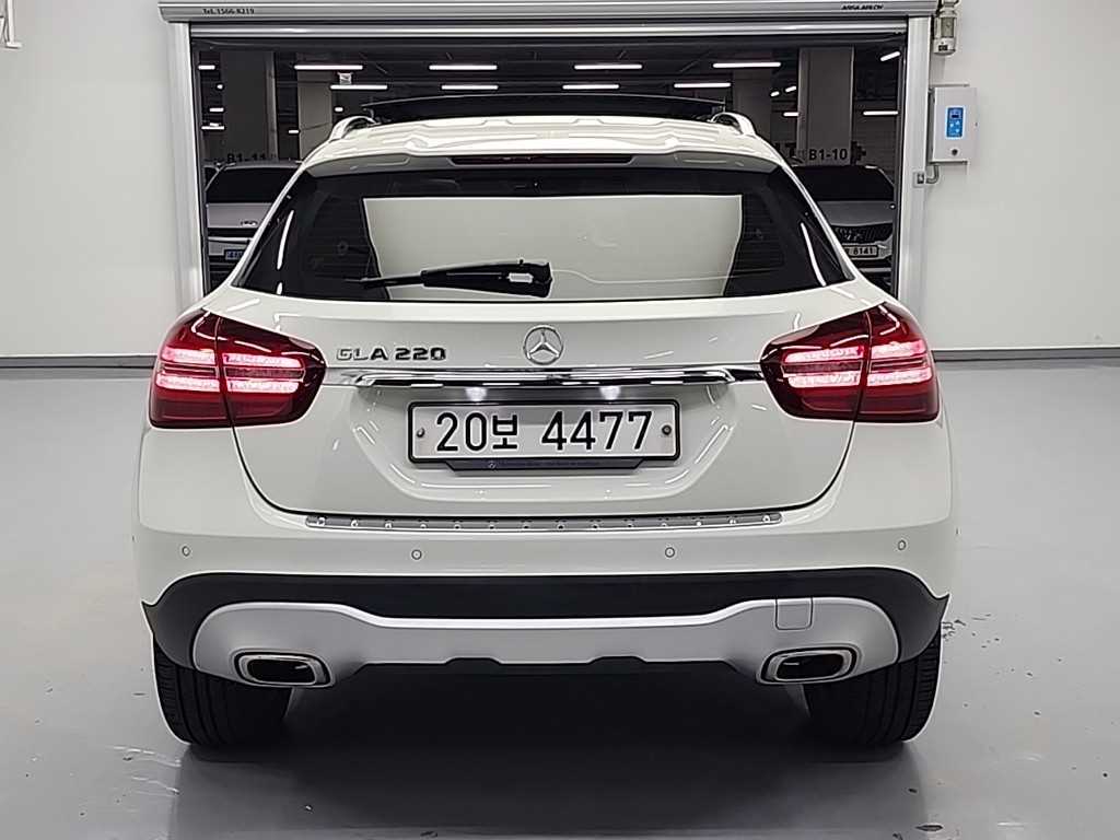 Mercedes Benz GLA Class - Vista 3