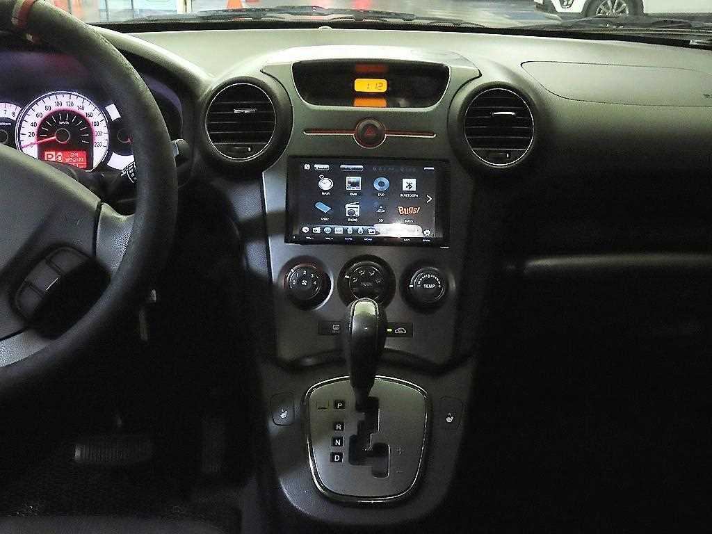 KIA Carens - Vista 11