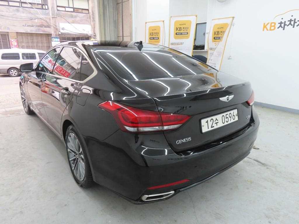 HYUNDAI Genesis - Vista 4