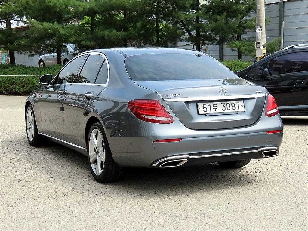 Mercedes Benz E class - Vista 3