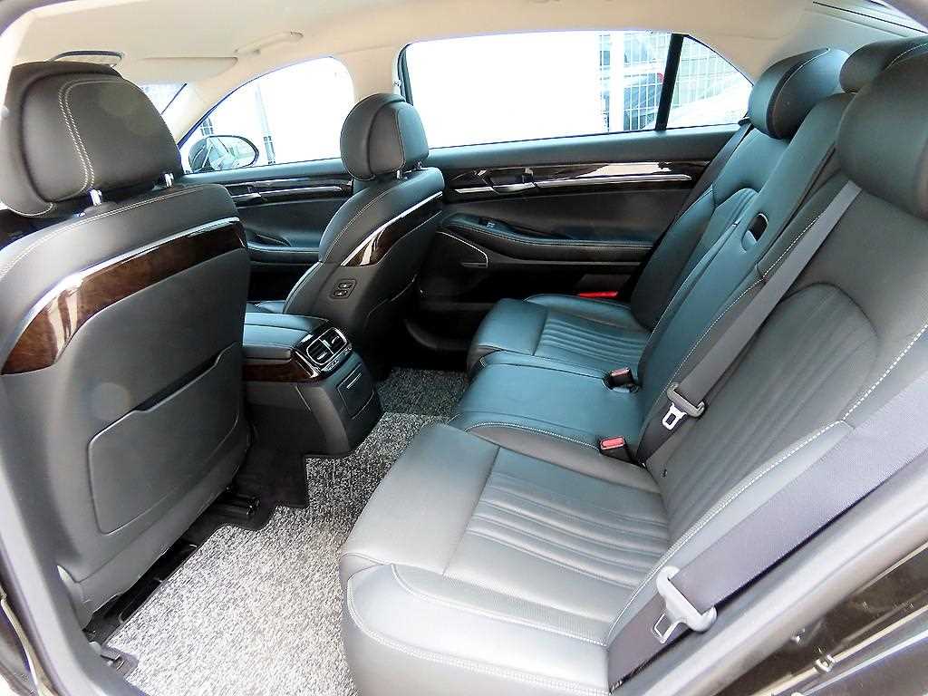 Genesis G90 - Vista 6