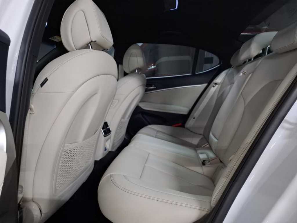 Genesis G70 - Vista 10