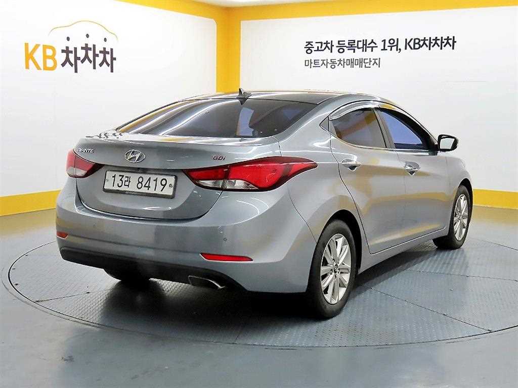 HYUNDAI Avante - Vista 4