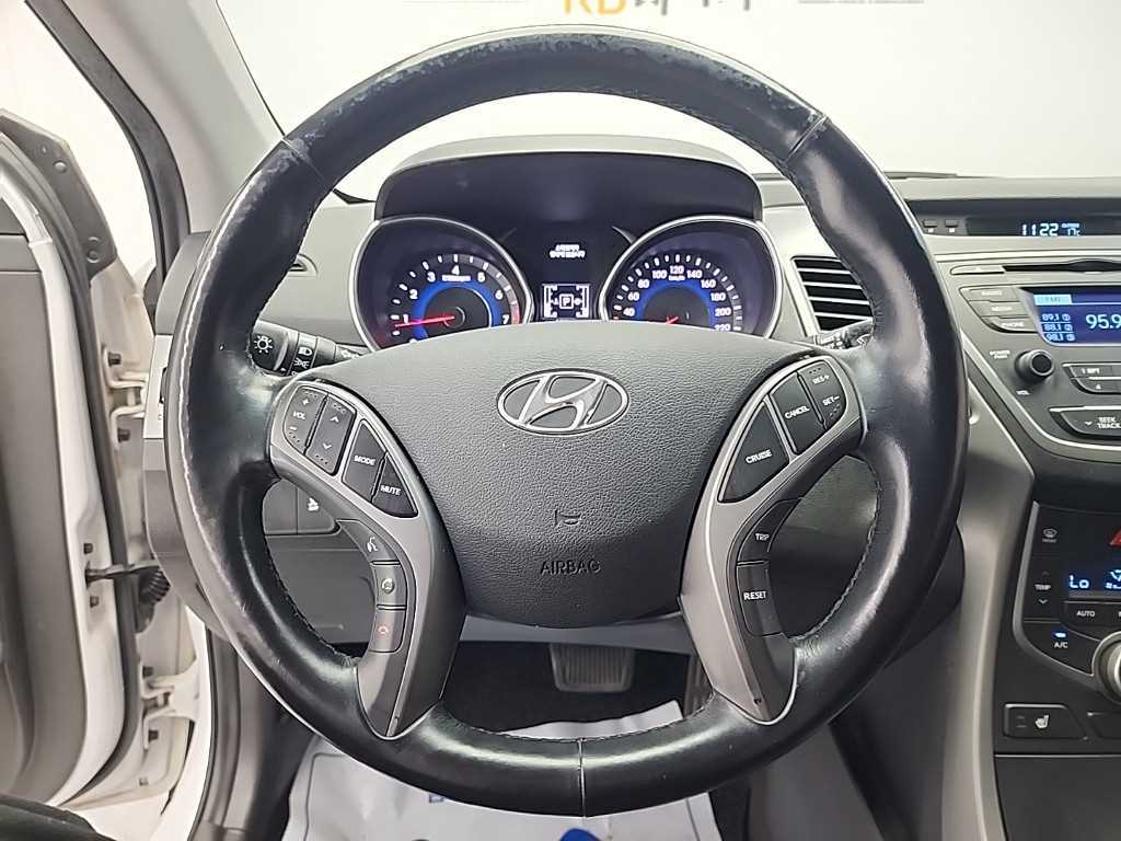HYUNDAI Avante - Vista 9