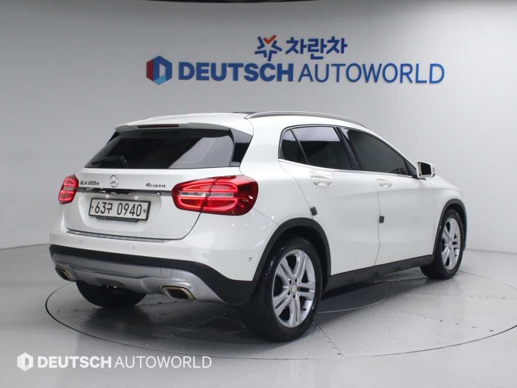 Mercedes Benz GLA Class - Vista 2