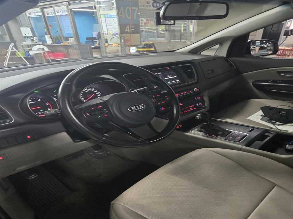 KIA Carnival - Vista 3