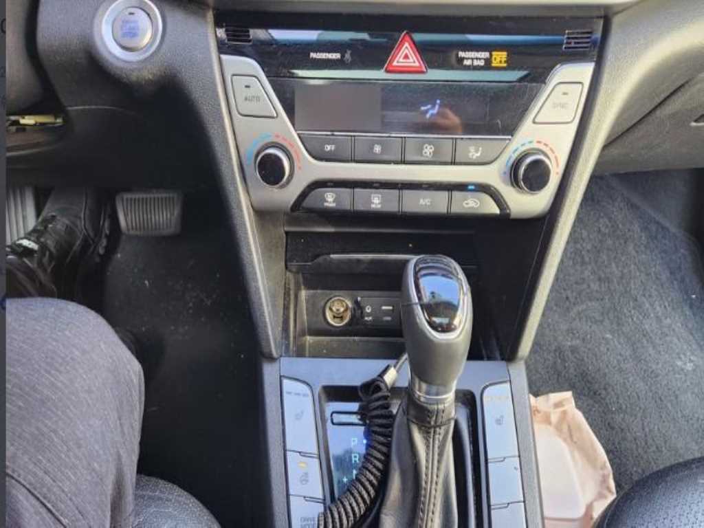 HYUNDAI Avante - Vista 8