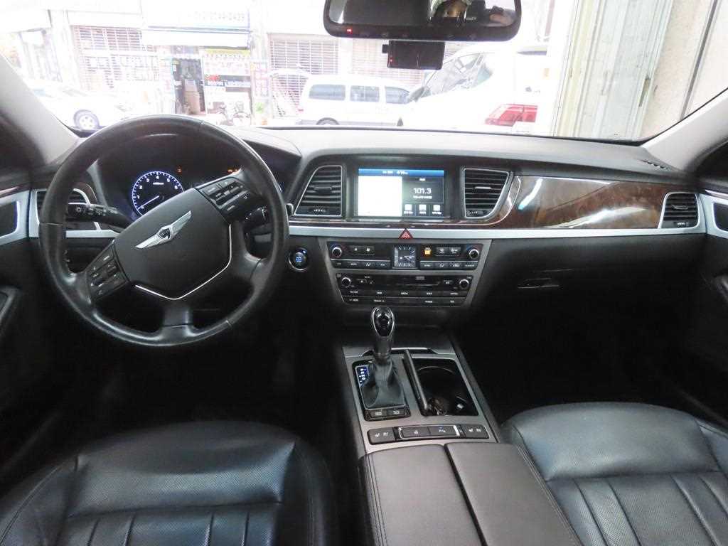 HYUNDAI Genesis - Vista 7