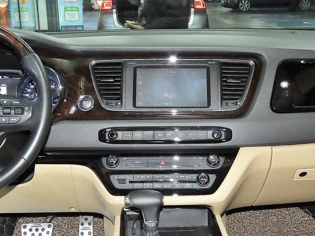 KIA Carnival - Vista 11