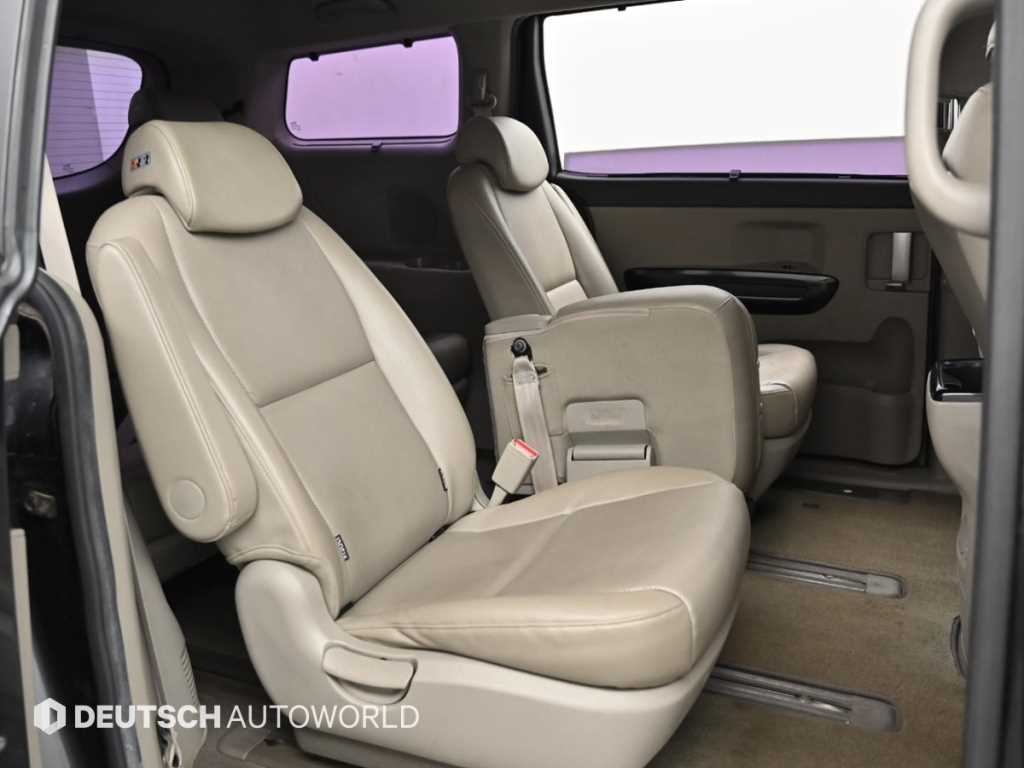 KIA Carnival - Vista 12