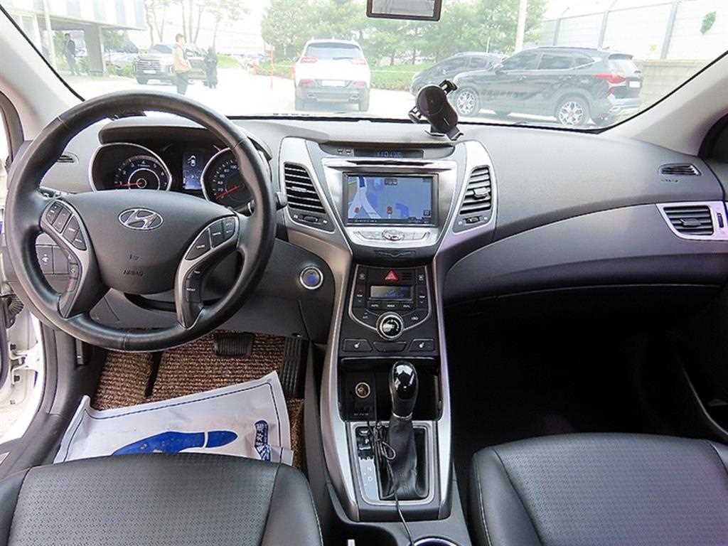 HYUNDAI Avante - Vista 7