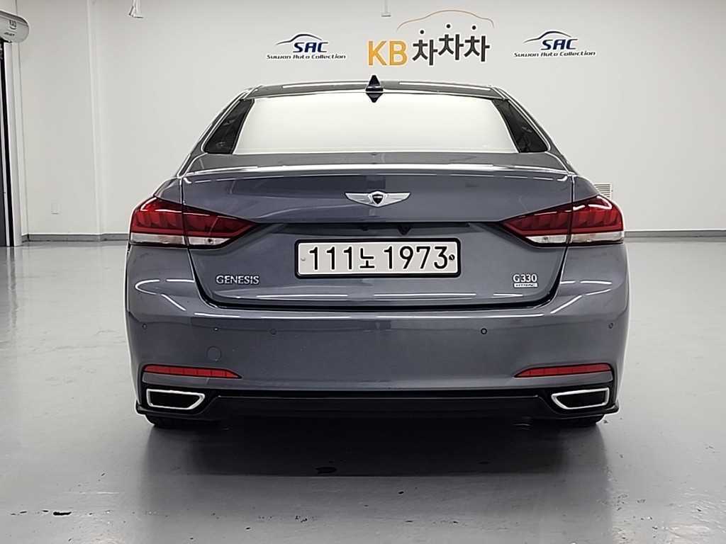 HYUNDAI Genesis - Vista 3