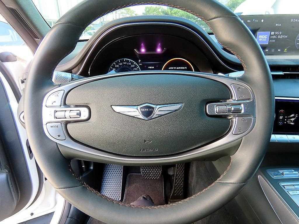 Genesis GV70 - Vista 8
