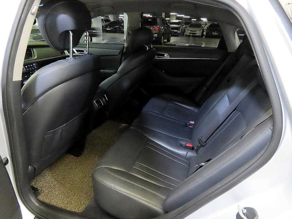 HYUNDAI Genesis - Vista 7