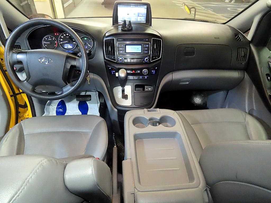 HYUNDAI Starex - Vista 10