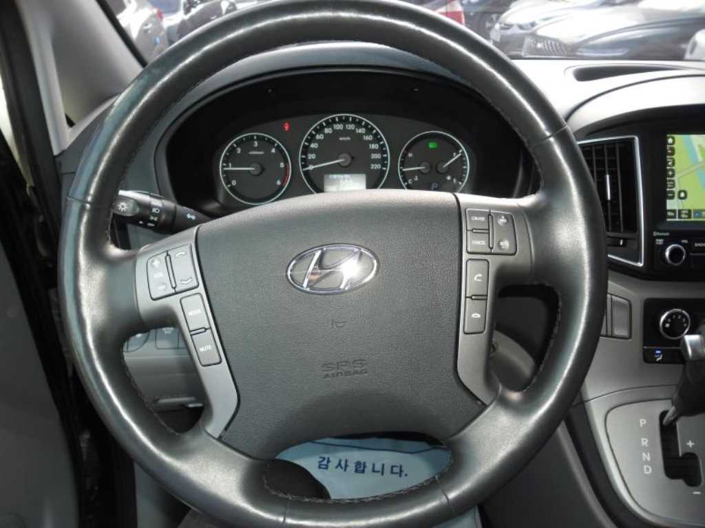 HYUNDAI Starex - Vista 6