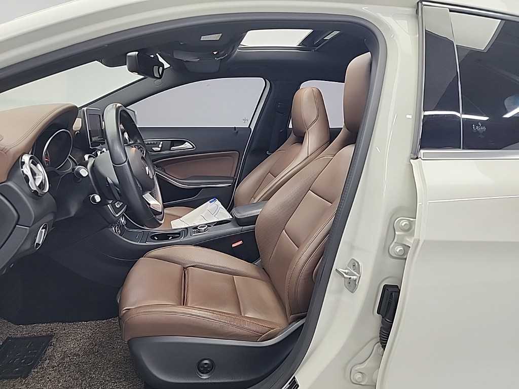 Mercedes Benz GLA Class - Vista 11