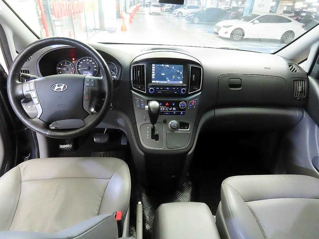 HYUNDAI Starex - Vista 10