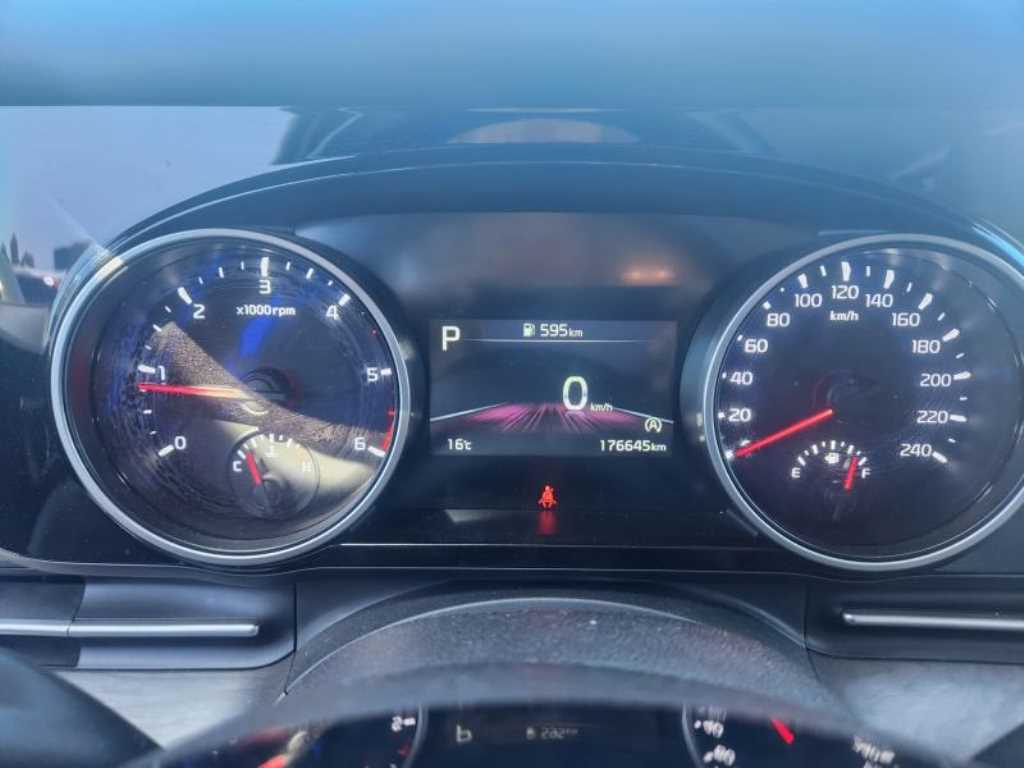 KIA Carnival - Vista 5