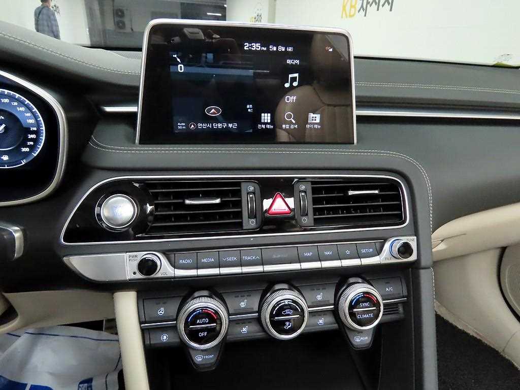 Genesis G70 - Vista 9