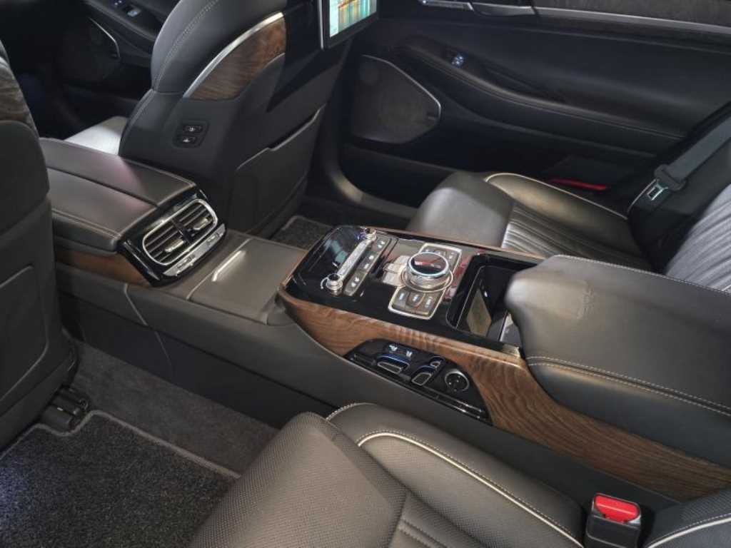 Genesis G90 - Vista 8