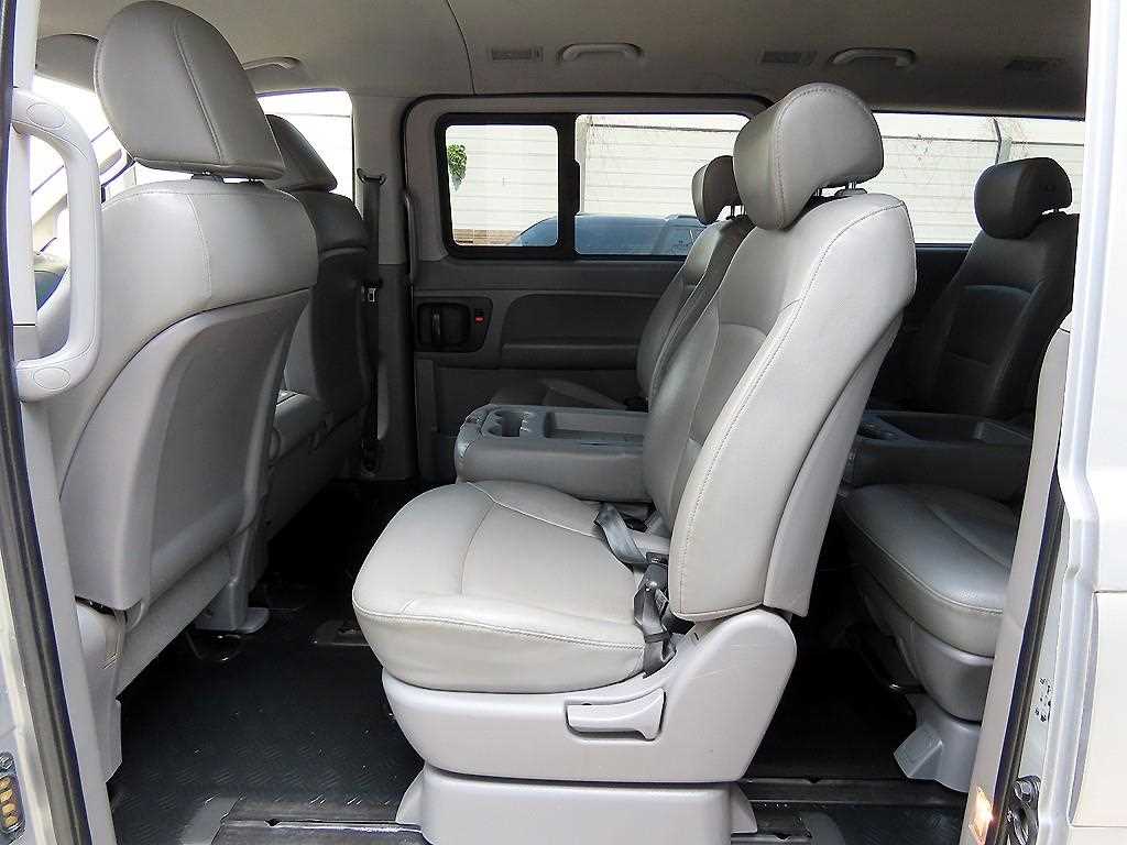 HYUNDAI Starex - Vista 6