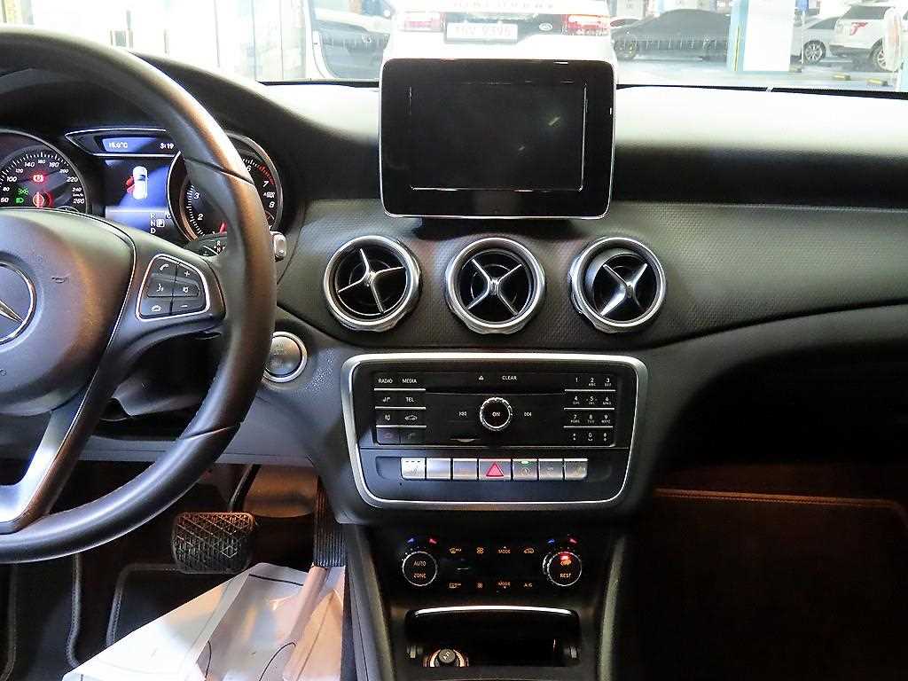 Mercedes Benz GLA Class - Vista 11