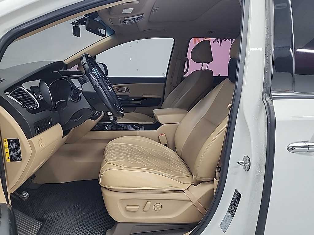 KIA Carnival - Vista 11