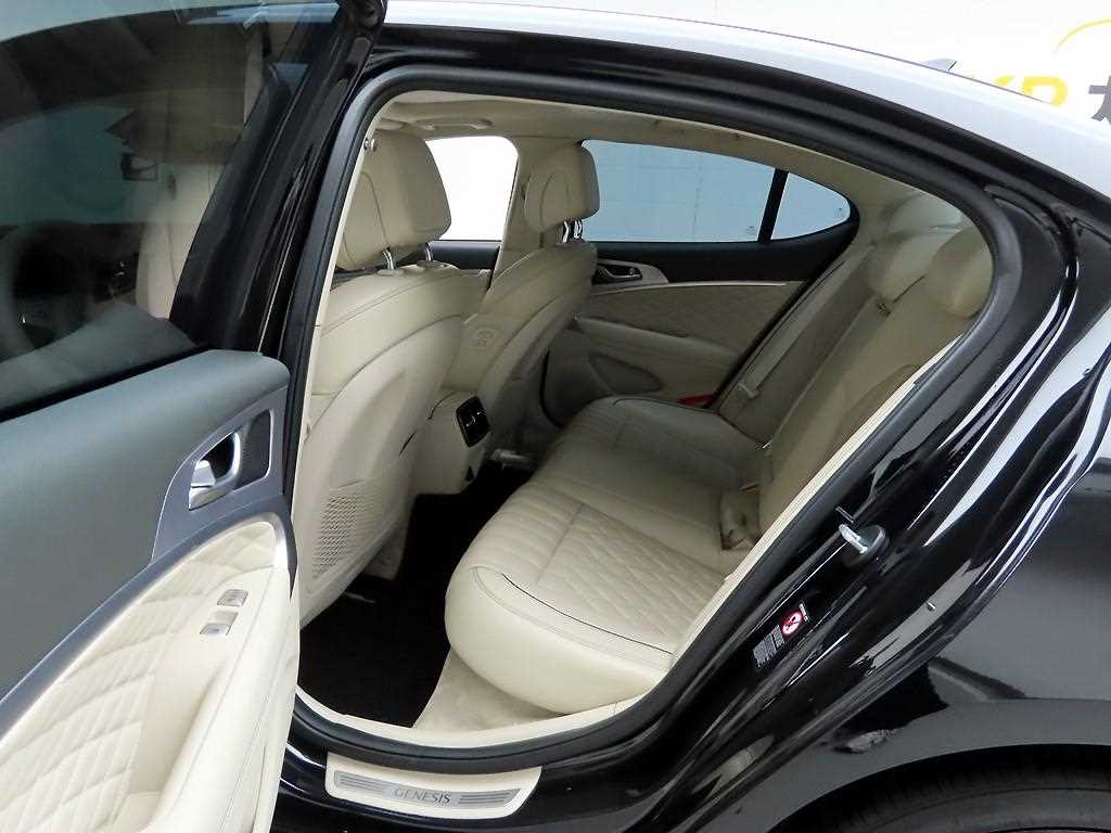 Genesis G70 - Vista 12