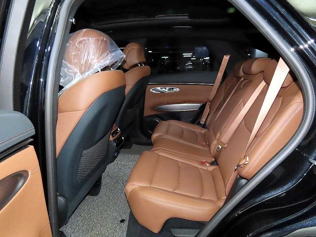 Genesis GV70 - Vista 8