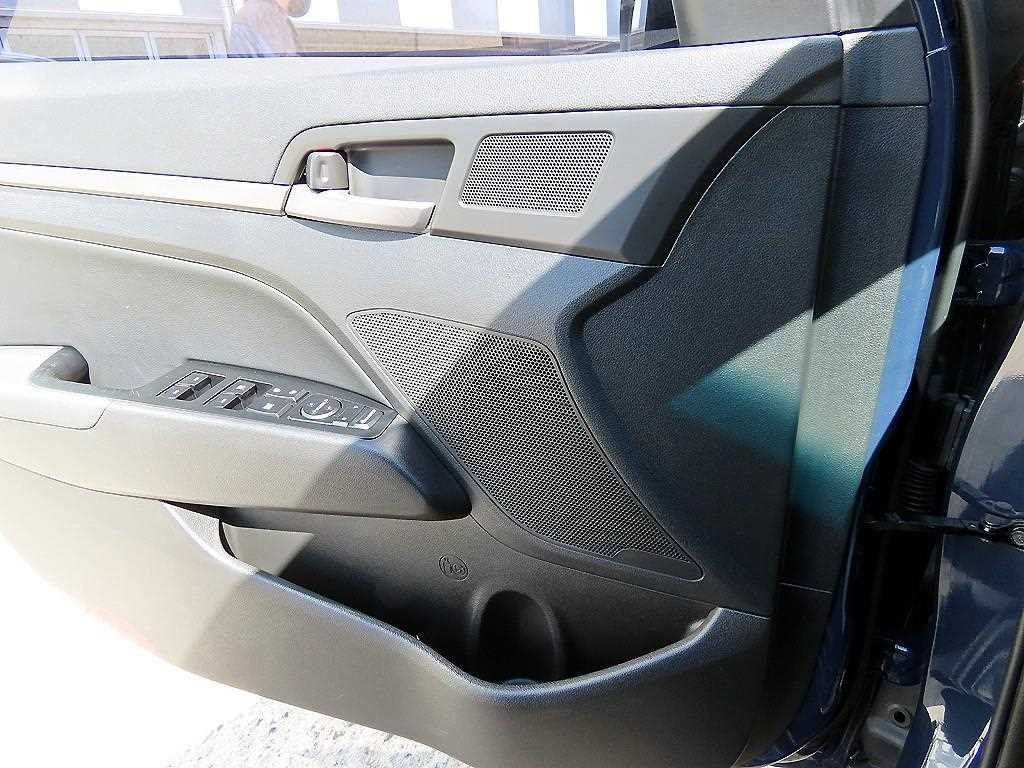 HYUNDAI Avante - Vista 11