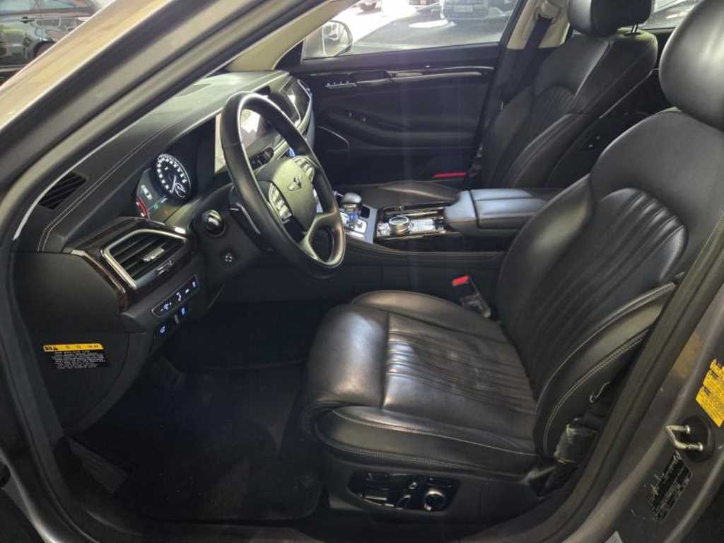 Genesis G90 - Vista 10