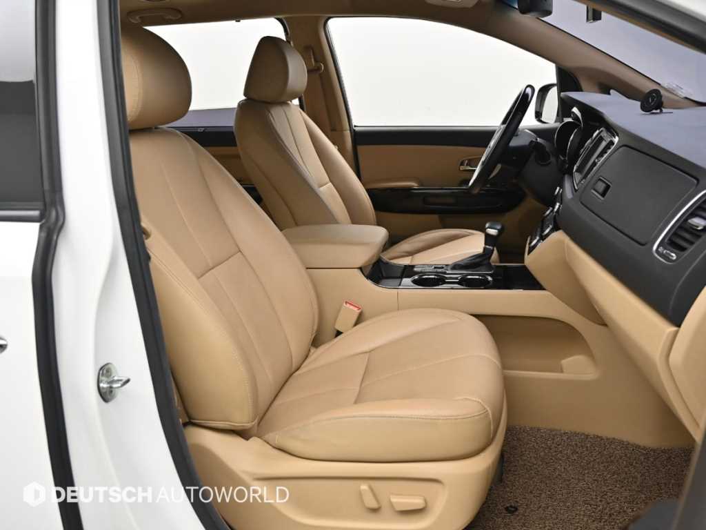 KIA Carnival - Vista 10