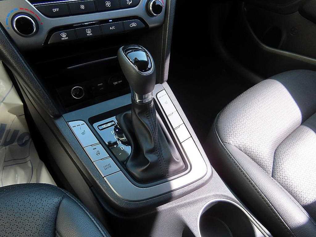 HYUNDAI Avante - Vista 10