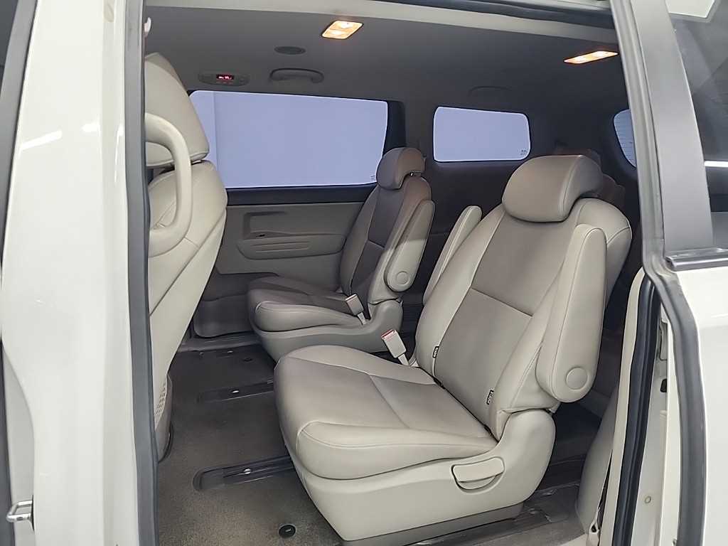 KIA Carnival - Vista 12