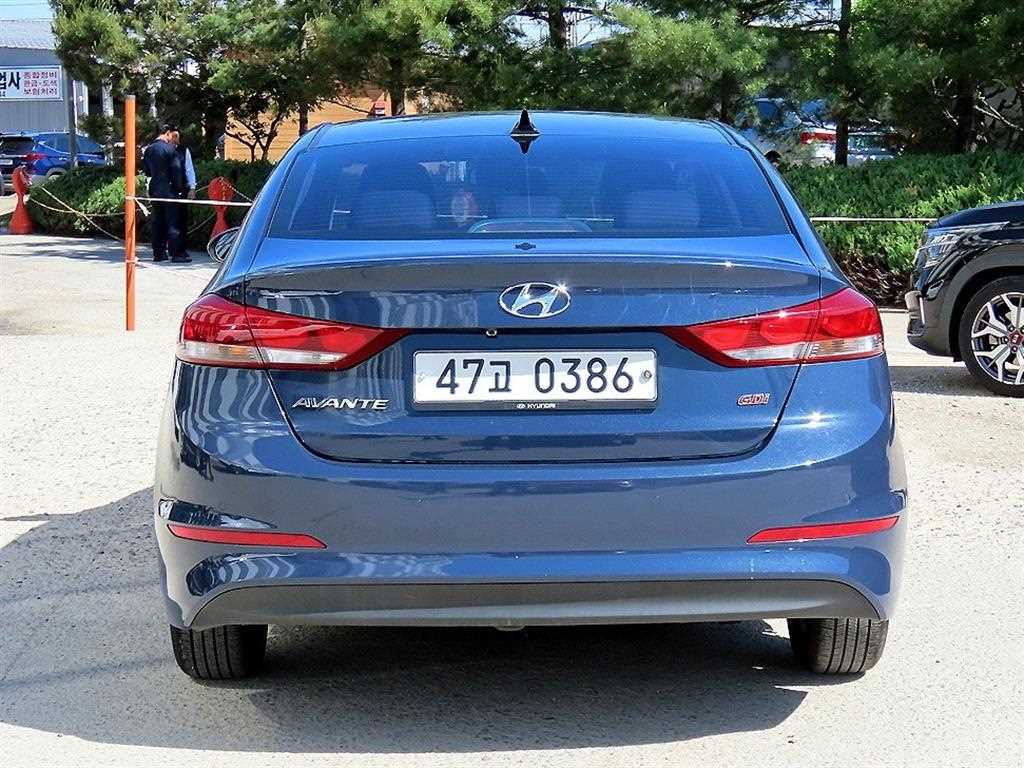 HYUNDAI Avante - Vista 4