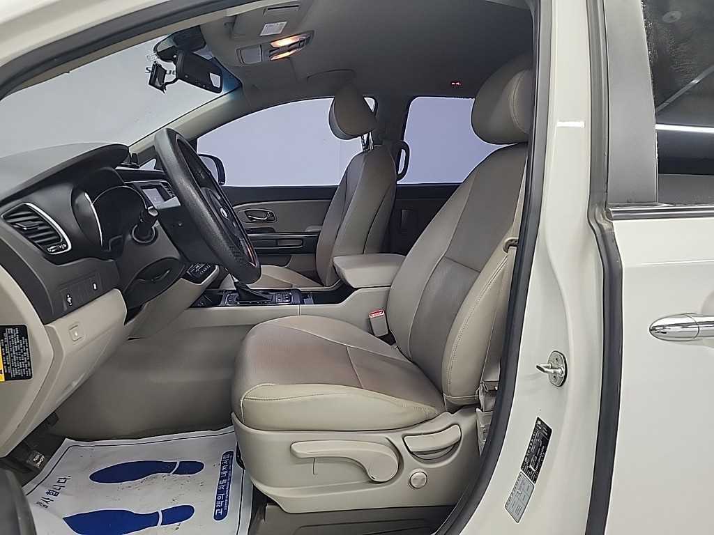 KIA Carnival - Vista 11