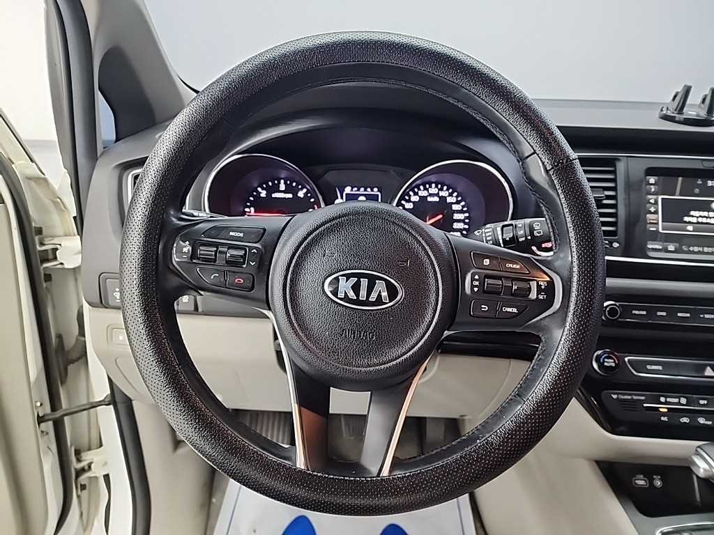 KIA Carnival - Vista 9