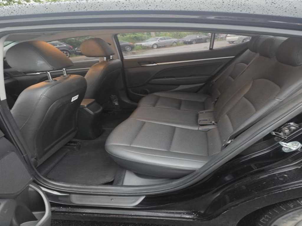 HYUNDAI Avante - Vista 5