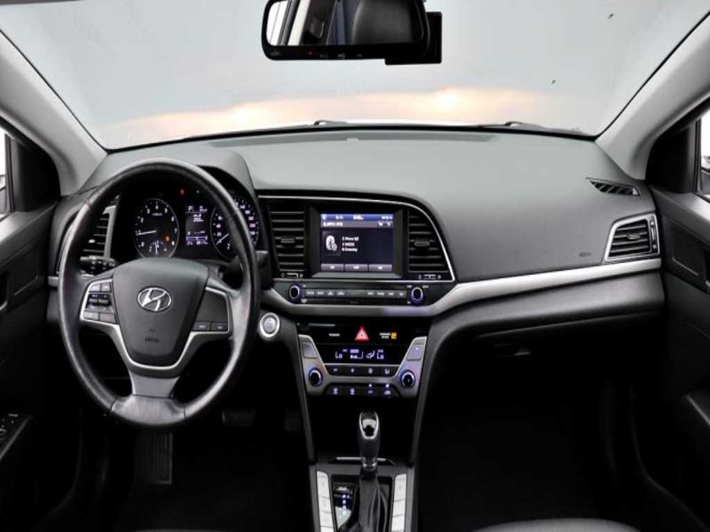 HYUNDAI Avante - Vista 3