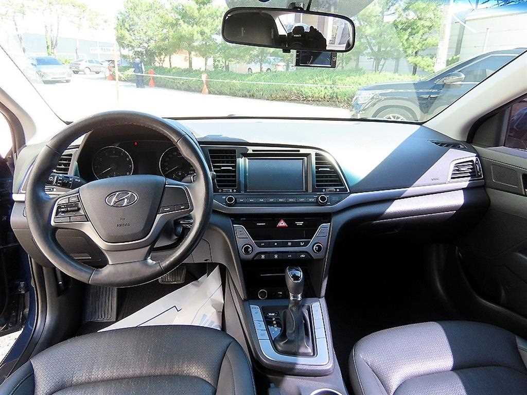 HYUNDAI Avante - Vista 7