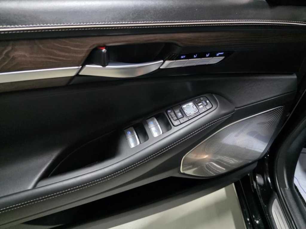 Genesis G90 - Vista 10